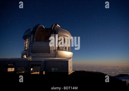 Le Gemini Nord de 8 mètres, situé à Mauna Kea, à Hawaii, est considérée à la lumière de la lune. Banque D'Images