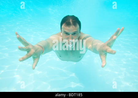 Homme natation sous l'eau Banque D'Images