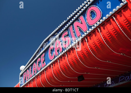 Royaume-uni, Angleterre, Norfolk, Hemsby, Beach Road, coloré palace casino de jeux électroniques en été Banque D'Images