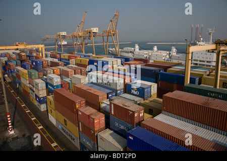 Le port de Jebel Ali Containersiation boîtes evp piles Banque D'Images