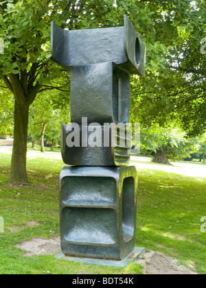 Sculptures dans le cadre de la "famille de l'homme" par Barbara Hepworth au Yorkshire Sculpture Park, West Bretton Wakefield Yorkshire UK Banque D'Images