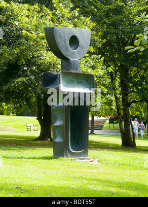 Sculptures dans le cadre de la "famille de l'homme" par Barbara Hepworth au Yorkshire Sculpture Park, West Bretton Wakefield Yorkshire UK Banque D'Images