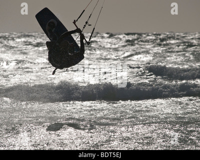 Kitesurfer sautant les vagues à Les Pieux, Normandie, France Banque D'Images