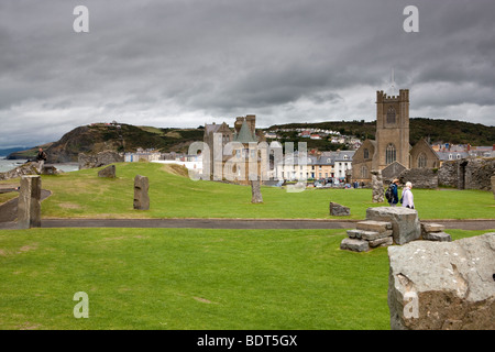 Ruines du château d'Aberystwyth et St Michael's Church. Ceredigion. côte Ouest Pays de Galles. UK Banque D'Images
