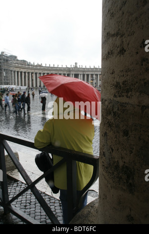 Personne avec parapluie rouge dans la pluie dans la cité du Vatican, Rome Banque D'Images