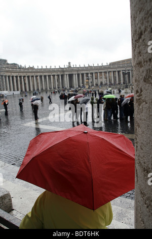 Personne avec parapluie rouge dans la pluie dans la cité du Vatican, Rome Banque D'Images