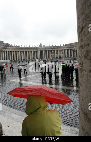 Personne avec parapluie rouge dans la pluie dans la cité du Vatican, Rome Banque D'Images