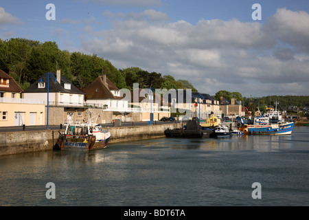 Le quai dans le canal interne avec des bateaux de pêche de Port-en-Bessin, Calvados, en Normandie, France au coucher du soleil. Banque D'Images