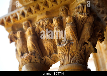 Historicated médiévale décorée capitales de la colonne d'clositers cathédrale de Monreale - Palerme - Sicile Banque D'Images