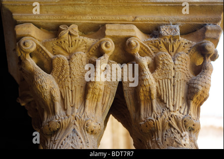 Historicated médiévale décorée capitales de la colonne d'clositers cathédrale de Monreale - Palerme - Sicile Banque D'Images