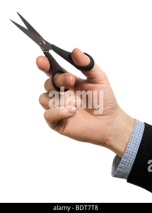 La main d'un homme tenant une paire de ciseaux sur un fond blanc. Banque D'Images
