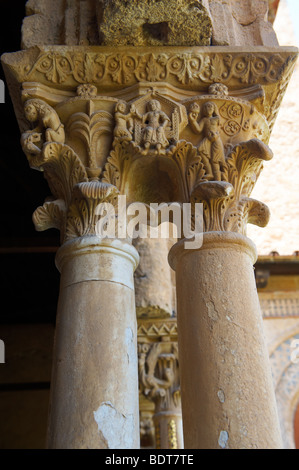 Historicated médiévale décorée capitales de la colonne d'clositers cathédrale de Monreale - Palerme - Sicile Banque D'Images