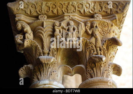 Historicated médiévale décorée capitales de la colonne d'clositers cathédrale de Monreale - Palerme - Sicile Banque D'Images