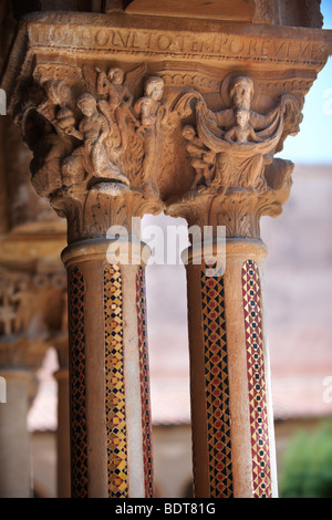 Historicated médiévale décorée capitales de la colonne d'clositers cathédrale de Monreale - Palerme - Sicile Banque D'Images