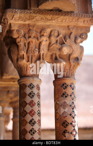 Historicated médiévale décorée capitales de la colonne d'clositers cathédrale de Monreale - Palerme - Sicile Banque D'Images