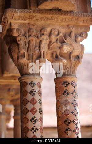 Historicated médiévale décorée capitales de la colonne d'clositers cathédrale de Monreale - Palerme - Sicile Banque D'Images