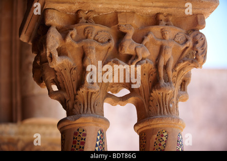 Historicated médiévale décorée capitales de la colonne d'clositers cathédrale de Monreale - Palerme - Sicile Banque D'Images