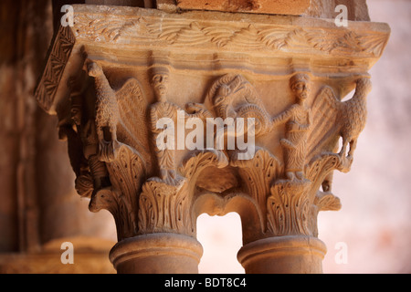 Historicated médiévale décorée capitales de la colonne d'clositers cathédrale de Monreale - Palerme - Sicile Banque D'Images