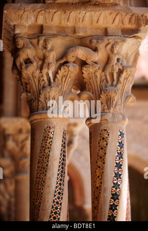 Historicated médiévale décorée capitales de la colonne d'clositers cathédrale de Monreale - Palerme - Sicile Banque D'Images