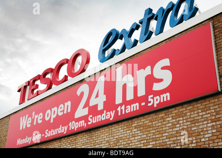 Signe supplémentaire de Tesco, ouverte 24 heures sur 24. (Lee Valley, au nord de Londres) Banque D'Images