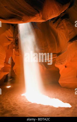 Puits de lumière double, Upper Antelope Canyon, Page, Arizona, USA. Banque D'Images