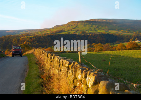 Farndale ferme aux couleurs de l'automne et Landrover, Parc National des North Yorkshire Moors, l'Angleterre. Banque D'Images