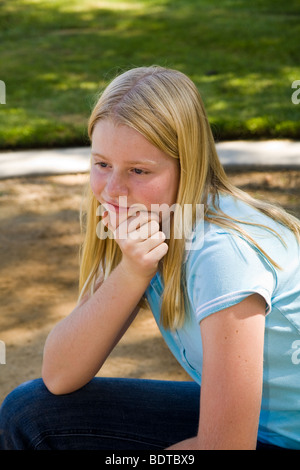 Junior High age girl thinking de graves pensées. M. © Myrleen Pearson Banque D'Images