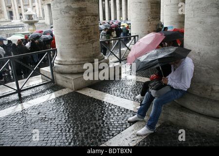 Les gens de la pluie sur la place Saint Pierre, Rome Banque D'Images