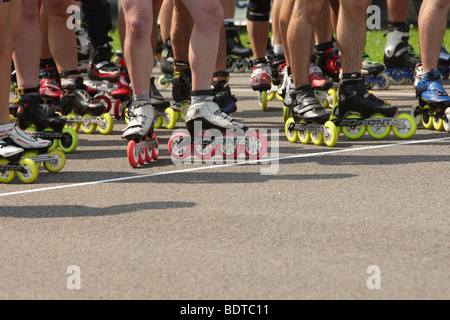 Ligne de départ d'un marathon de patinage de la charité Banque D'Images