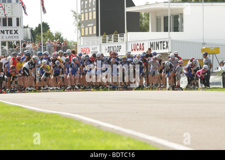 Ligne de départ d'un marathon de patinage de la charité Banque D'Images