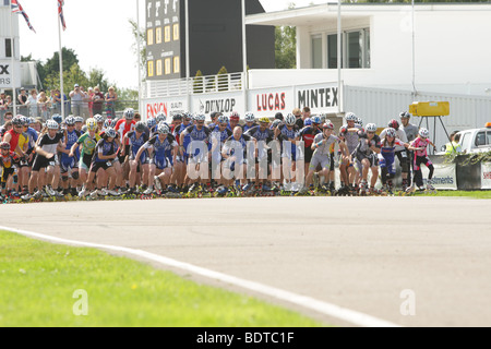 Ligne de départ d'un marathon de patinage de la charité Banque D'Images