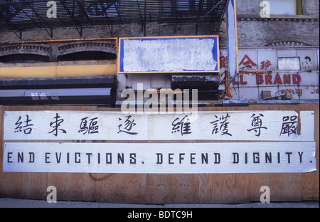 New York City Chinatown Canal Street. Affiche d'art de mur de rue pour mettre fin aux expulsions et défendre la dignité dans le quartier asiatique délabré de Lower Manhattan. ÉTATS-UNIS Banque D'Images