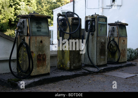 Pompes à essence qui n'existe sur l'avant-cour garage Banque D'Images