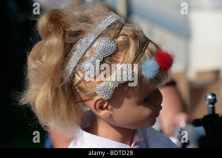 Poupée de l'enfant avec plusieurs bandes de cheveux colorés Banque D'Images