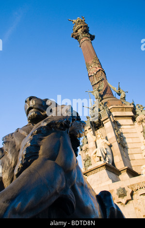 Une statue de lion à la base du monument à Christophe Colomb à Barcelone, Espagne. Banque D'Images