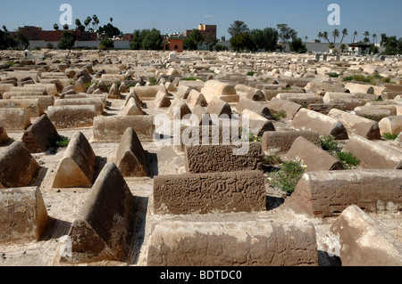 Tombes, tombes ou pierres tombales dans le cimetière juif Mellah de Marrakech Maroc Banque D'Images