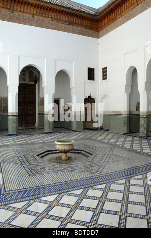 Cour intérieure avec fontaine du Palais Dar Si Saïd ou Riad (c19e) Marrakech Maroc Banque D'Images