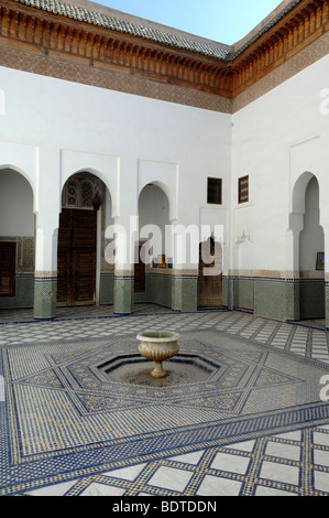 Cour intérieure avec fontaine du Palais Dar Si Saïd ou Riad (c19e) Marrakech Maroc Banque D'Images