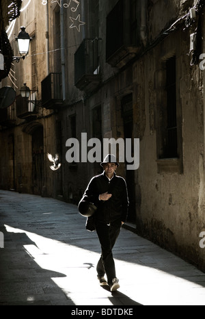 Un homme marche dans une ruelle dans le quartier gothique de Barcelone, en Espagne. Banque D'Images
