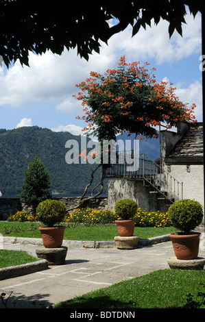 Jardin de l'hôtel de ville à Orta San Guilio sur le lac d'Orta, dans le Nord de l'Italie Banque D'Images