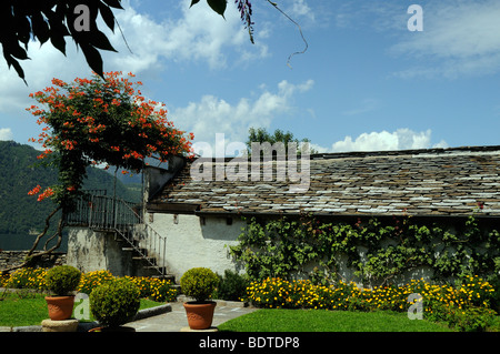 Jardin de l'hôtel de ville à Orta San Guilio sur le lac d'Orta, dans le Nord de l'Italie Banque D'Images