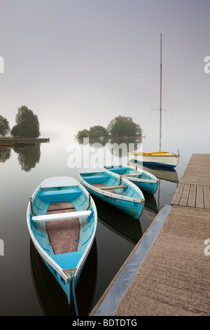 Les bateaux de plaisance amarrés à Llangorse Lake sur un matin brumeux, le Parc National des Brecon Beacons, Powys, Pays de Galles. En été (juin) 2009 Banque D'Images