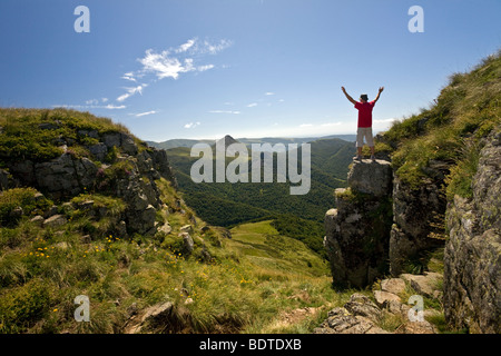 Un randonneur dans les monts du Cantal (Auvergne - France). Randonneur dans les Monts du Cantal (Auvergne - France). Banque D'Images