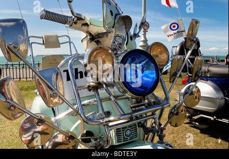 Mods cyclomoteur stationné sur front de mer Banque D'Images