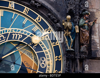 L'horloge astronomique sur la place de la Vieille Ville à Prague, en République tchèque. Banque D'Images
