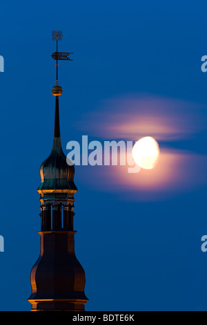 Clocher de l'église et la lune la nuit à Tallinn Banque D'Images