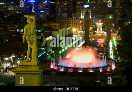 Une statue près de la Fontaine Magique extérieur du Palais National à Barcelone, Espagne. Banque D'Images