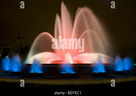 La Fontaine Magique extérieur du Palais National à Barcelone, Espagne. Banque D'Images