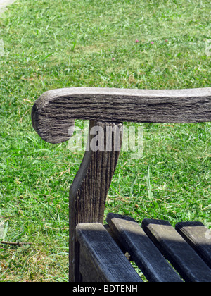 Un banc vide en parc avec des arbres Banque D'Images