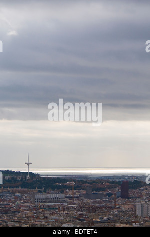 La tour de communication de Montjuic dans un paysage urbain de Barcelone, Espagne. Banque D'Images